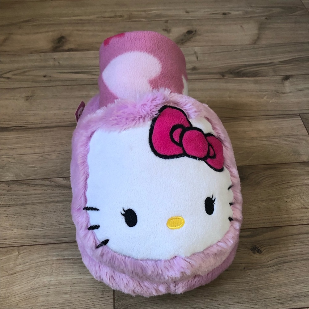 Hello Kitty by Sanrio Pink Foot Warmer and Thrown